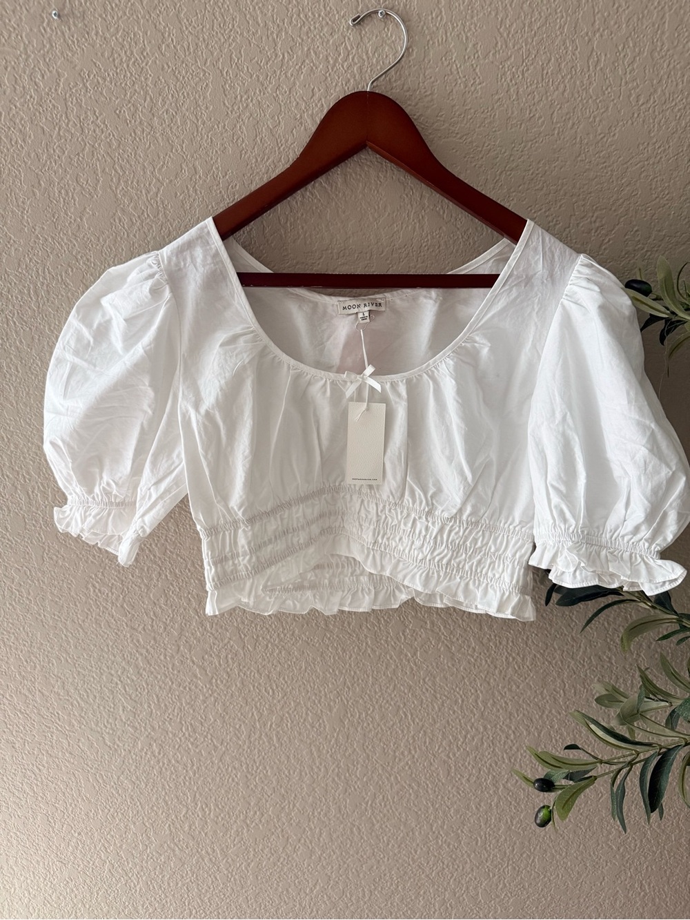 NWT Moon River White Puff-Sleeve Cropped Top